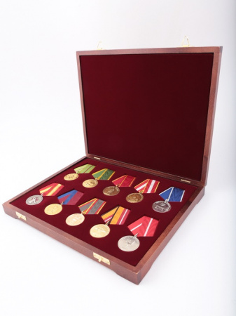 Футляр деревянный Vintage S (305х247х40 мм) на 10 медалей РФ d-32 мм с пятиугольной колодкой