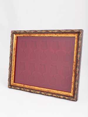 Багетная рамка S серии «Барокко» (золото) на 10 медалей РФ d-37 мм с пятиугольной колодкой Багетная рамка S серии «Барокко» (золото) на 10 медалей РФ d-37 мм с пятиугольной колодкой