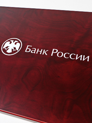 Нанесение логотипа Банк России (горизонтальный) на футляр Volterra
