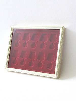 Багетная рамка S серебряного цвета под 10 медалей РФ d-32 мм с пятиугольной колодкой Багетная рамка S серебряного цвета под 10 медалей РФ d-32 мм с пятиугольной колодкой