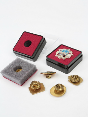 Пластиковый футляр (38х38х17 мм). Чёрное основание, прозрачная крышка, бордовая вставка с отверстием под цангу  Пластиковый футляр (38х38х17 мм). Чёрное основание, прозрачная крышка, бордовая вставка с отверстием под цангу