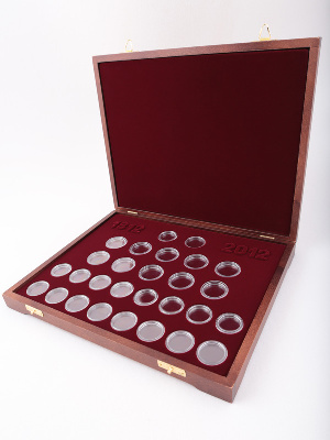 Футляр деревянный Vintage S (305х247х40 мм) для набора монет «200-летие Победы России в Отечественной Войне 1812 года». В капсулах Leuchtturm Футляр деревянный Vintage S (305х247х40 мм) для набора монет «200-летие Победы России в Отечественной Войне 1812 года». В капсулах Leuchtturm