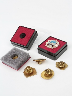 Пластиковый футляр (38х38х17 мм). Чёрное основание, прозрачная крышка, отверстие под цангу Пластиковый футляр (38х38х17 мм). Чёрное основание, прозрачная крышка, отверстие под цангу