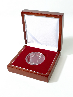 Деревянный футляр (100х94х34 мм) для одной монеты, медали в капсуле (диаметр 46 мм)