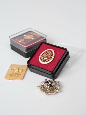 Пластиковый футляр (38х38х17 мм). Чёрное основание, прозрачная крышка Пластиковый футляр (38х38х17 мм). Чёрное основание, прозрачная крышка