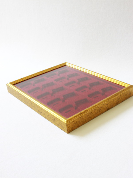 Багетная рамка S золотого цвета под 10 орденов с пятиугольной колодкой, тёмно-бордовый  Багетная рамка S золотого цвета под 10 орденов с пятиугольной колодкой, тёмно-бордовый