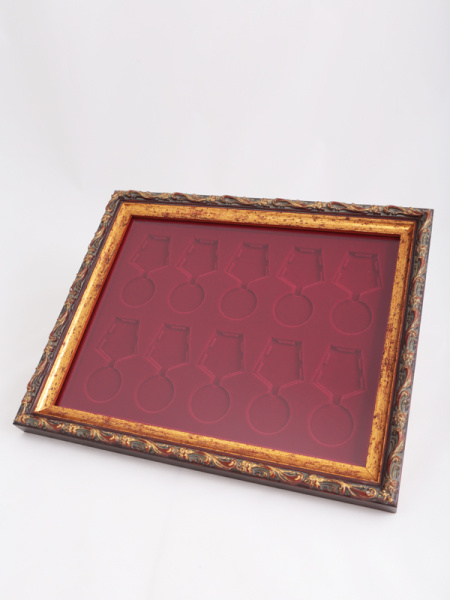 Багетная рамка S серии «Барокко» (золото) на 10 медалей РФ d-37 мм с пятиугольной колодкой, тёмно-бордовый  Багетная рамка S серии «Барокко» (золото) на 10 медалей РФ d-37 мм с пятиугольной колодкой, тёмно-бордовый