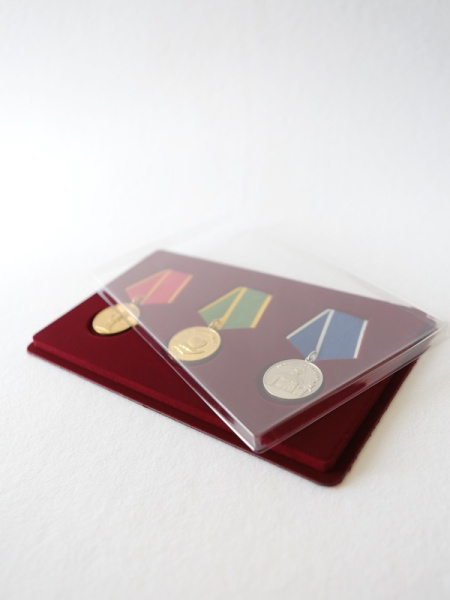 Планшет M (146х236х12 мм) на 3 медали РФ d-37 мм с пятиугольной колодкой, тёмно-бордовый Планшет M (146х236х12 мм) на 3 медали РФ d-37 мм с пятиугольной колодкой, тёмно-бордовый