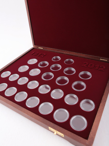 Футляр деревянный Vintage S (305х247х40 мм) для набора монет «200-летие Победы России в Отечественной Войне 1812 года». В капсулах Leuchtturm, тёмно-бордовый  Футляр деревянный Vintage S (305х247х40 мм) для набора монет «200-летие Победы России в Отечественной Войне 1812 года». В капсулах Leuchtturm, тёмно-бордовый