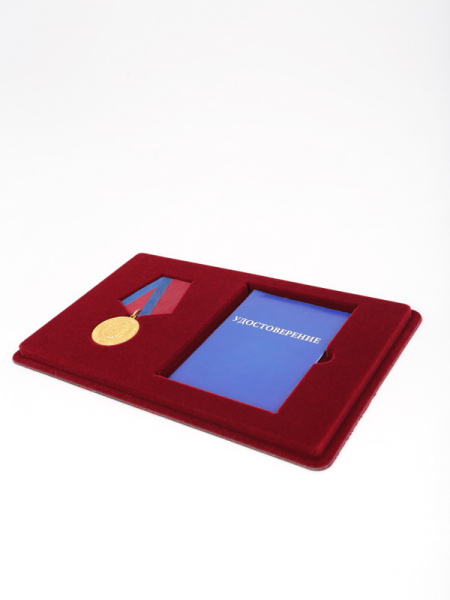 Планшет M (146х236х12 мм) под медаль РФ d-32 мм и удостоверение (81х112х8 мм), тёмно-бордовый Планшет M (146х236х12 мм) под медаль РФ d-32 мм и удостоверение (81х112х8 мм), тёмно-бордовый