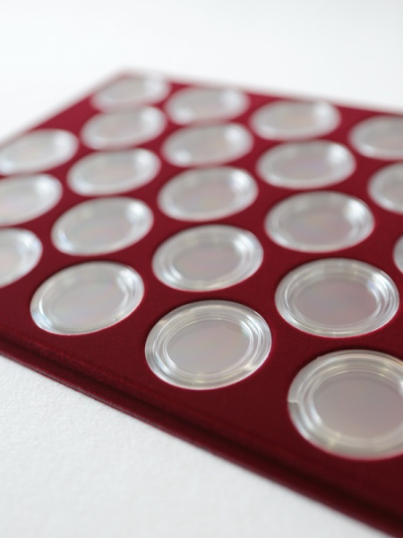 Планшет S (234х296х12 мм) для монет в капсулах d-44 мм (23 ячейки), тёмно-бордовый  Планшет S (234х296х12 мм) для монет в капсулах d-44 мм (23 ячейки), тёмно-бордовый