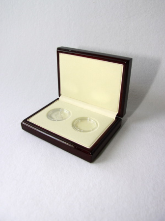 Деревянный футляр (110х150х50 мм) для 2 монет в капсулах