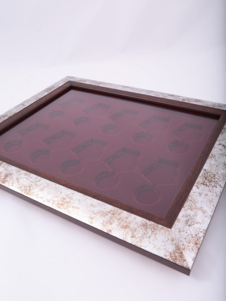 Багетная рамка S серебряно-коричневого цвета на 10 медалей РФ d-32 мм с пятиугольной колодкой, тёмно-бордовый  Багетная рамка S серебряно-коричневого цвета на 10 медалей РФ d-32 мм с пятиугольной колодкой, тёмно-бордовый