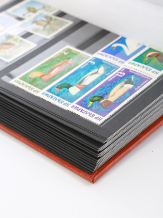 Альбом для марок (кляссер ELEGANT LUXUS). 30 листов (60 страниц) из чёрного картона с промежуточными листами из пергамина. Светло-коричневый. Lindner, 1169S
