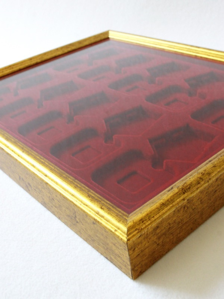 Багетная рамка S золотого цвета под 10 орденов с пятиугольной колодкой, тёмно-бордовый  Багетная рамка S золотого цвета под 10 орденов с пятиугольной колодкой, тёмно-бордовый