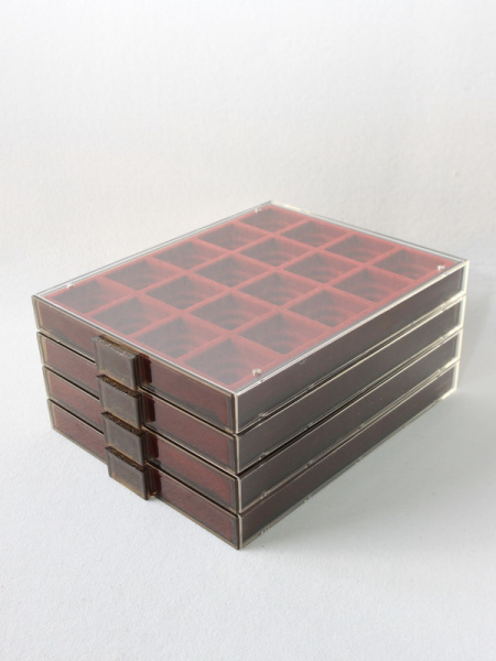 Кассета XL на 20 ячеек (47х47х10 мм) (под знаки с винтом), светло-бордовый  Кассета XL на 20 ячеек (47х47х10 мм) (под знаки с винтом), светло-бордовый