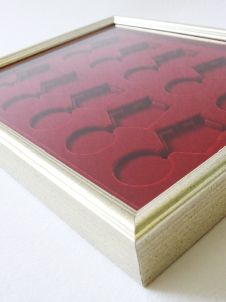 Багетная рамка S серебряного цвета под 10 медалей РФ d-37 мм с пятиугольной колодкой, тёмно-бордовый  Багетная рамка S серебряного цвета под 10 медалей РФ d-37 мм с пятиугольной колодкой, тёмно-бордовый