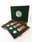  Футляр деревянный Volterra Duo (344х267х50 мм) для 3 монет 25 рублей в капсулах, 3 монет 25 рублей в блистере, 14 серебряных монет «Футбол 2018» в капсулах. 2 уровня, зелёный