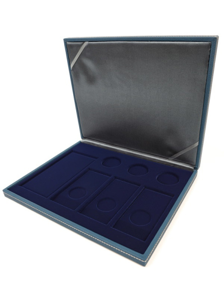 Бокс из искусственной кожи Nera M Azur (298х243х37 мм) для банкноты в чехле, 3 монет 25 рублей в капсулах и 3 монет 25 рублей в блистере «Футбол 2018», тёмно-синий  Бокс из искусственной кожи Nera M Azur (298х243х37 мм) для банкноты в чехле, 3 монет 25 рублей в капсулах и 3 монет 25 рублей в блистере «Футбол 2018», тёмно-синий