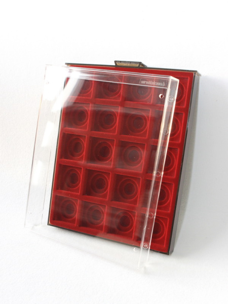 Кассета XL на 20 ячеек (47х47х10 мм) (под знаки с винтом), светло-бордовый  Кассета XL на 20 ячеек (47х47х10 мм) (под знаки с винтом), светло-бордовый