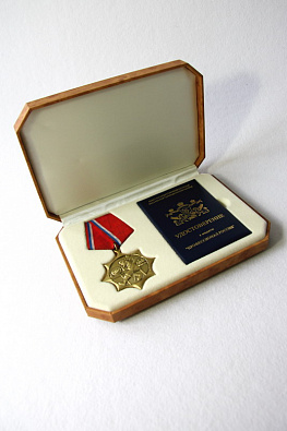 Футляр из кожзаменителя под дерево (125х180х33мм) под медаль и удостоверение
