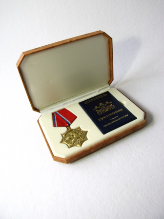Футляр из кожзаменителя под дерево (125х180х33мм) под медаль и удостоверение