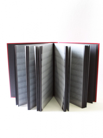 Альбом для марок (кляссер BASIC). A4. 30 листов (60 страниц) из чёрного картона с промежуточными листами из пергамина. Красный. Leuchtturm, 301083 / 317806