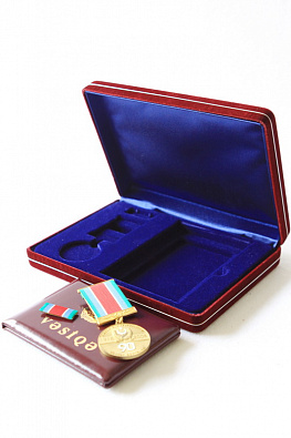 Футляр замшевый (182х128х34 мм) под медаль, фрачник и удостоверение. Вид 1