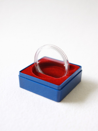 Футляр пластиковый (58х58х22 мм) для одной монеты в капсуле (диаметр 46 мм). Светло-синее основание