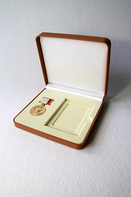 Футляр кожаный с деревянной вставкой (141х156х40 мм) под медаль и удостоверение