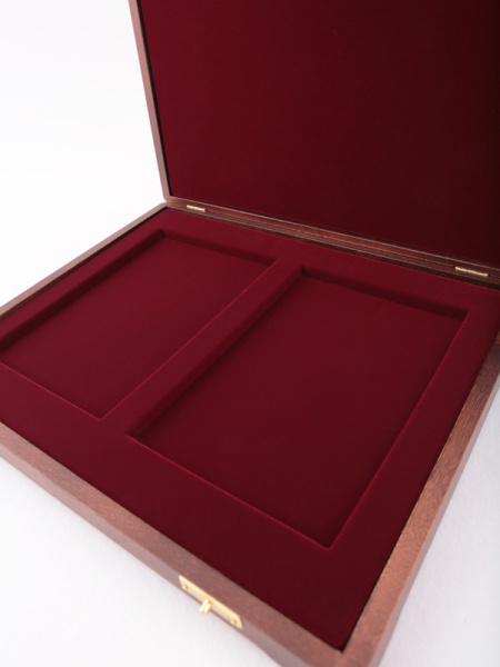 Футляр деревянный Vintage S (305х247х40 мм) под 2 пластиковых буклета с монетами, тёмно-бордовый  Футляр деревянный Vintage S (305х247х40 мм) под 2 пластиковых буклета с монетами, тёмно-бордовый