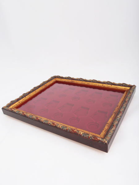 Багетная рамка S серии «Барокко» (золото) на 10 медалей РФ d-32 мм с пятиугольной колодкой, тёмно-бордовый  Багетная рамка S серии «Барокко» (золото) на 10 медалей РФ d-32 мм с пятиугольной колодкой, тёмно-бордовый