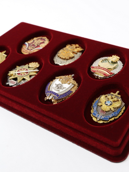 Планшет M (150х239х20 мм) на 7 ячеек (63х40х7 мм) (под знаки с винтом), тёмно-бордовый Планшет M (150х239х20 мм) на 7 ячеек (63х40х7 мм) (под знаки с винтом), тёмно-бордовый