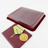 Сувенирная упаковка (181х142х22 мм) под медаль РФ d-32 мм и удостоверение (78х105х10 мм)