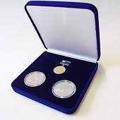 Флокированный футляр (160х160х47 мм) под 2 монеты в капсуле и медаль на колодке