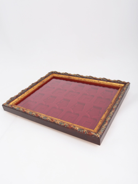 Багетная рамка S серии «Барокко» (золото) на 10 орденов с пятиугольной колодкой, тёмно-бордовый  Багетная рамка S серии «Барокко» (золото) на 10 орденов с пятиугольной колодкой, тёмно-бордовый