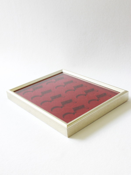 Багетная рамка S серебряного цвета под 10 медалей РФ d-37 мм с пятиугольной колодкой, тёмно-бордовый  Багетная рамка S серебряного цвета под 10 медалей РФ d-37 мм с пятиугольной колодкой, тёмно-бордовый