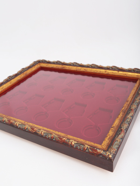 Багетная рамка S серии «Барокко» (золото) на 10 медалей РФ d-32 мм с пятиугольной колодкой, тёмно-бордовый  Багетная рамка S серии «Барокко» (золото) на 10 медалей РФ d-32 мм с пятиугольной колодкой, тёмно-бордовый